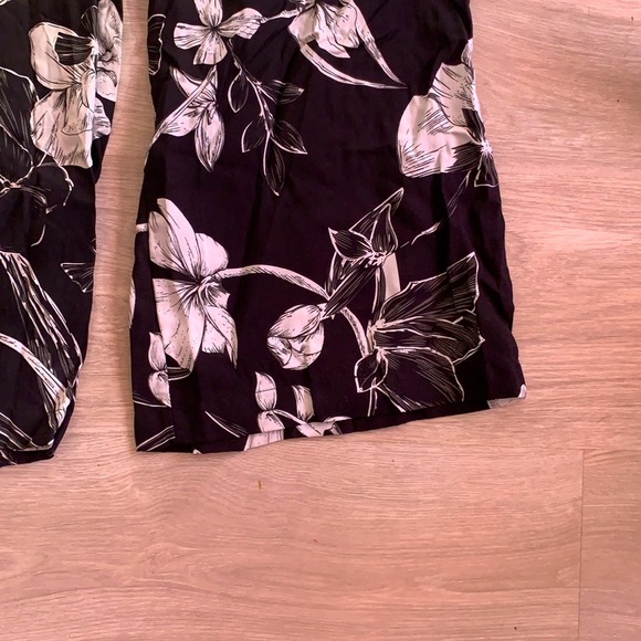 Pants with flower - Picture 3 of 3